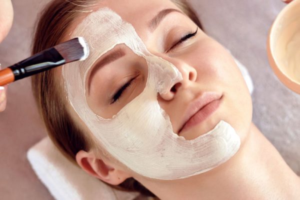 face-peeling-mask-spa-beauty-treatment-skincare-FNHBX4M-1.jpg
